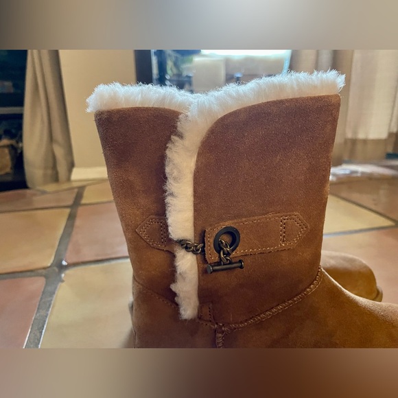 Brand new Uggs Size 7 - Picture 5 of 6